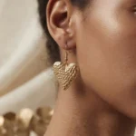 Brincos Coração Martelado Dourado