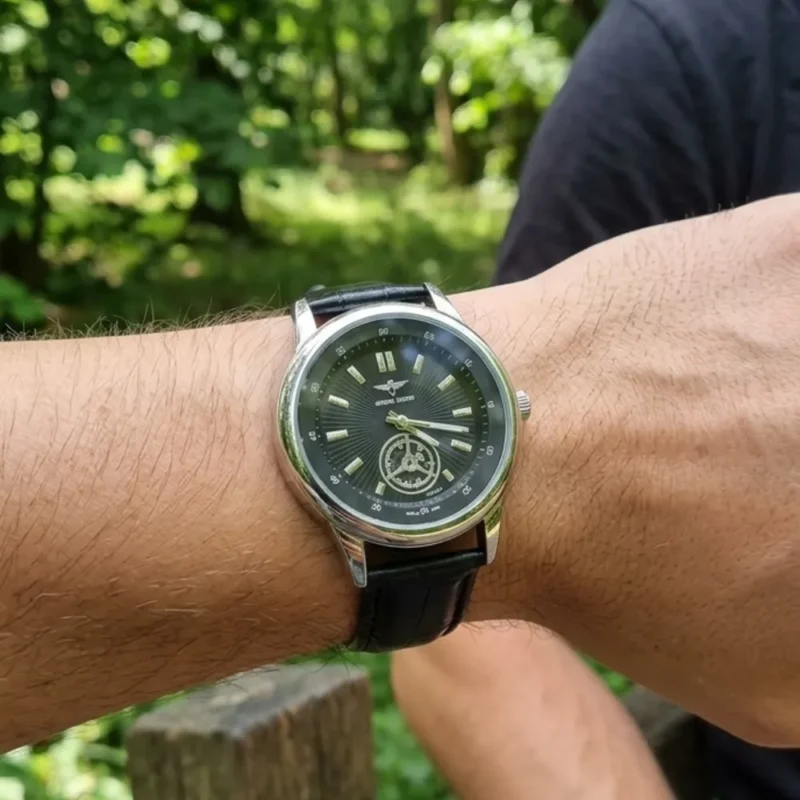 Relógio Preto com Bracelete em Pele Sintética